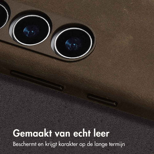 <p>Zowel jouw smartphone beschermen als hem een strakke look geven? De Accezz Vintage Leather Backcover met MagSafe is gemaakt van echt leder en geeft, afbeelding 2