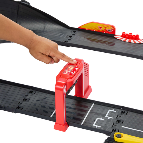 Hot Wheels RC Ferrari Legends Race Track Set with 2 Remote-Control Cars in 1:64 Scale – image 4