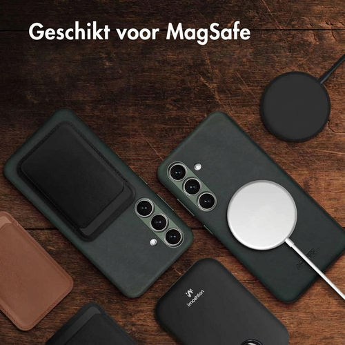 <p>Zowel jouw smartphone beschermen als hem een strakke look geven? De Accezz Vintage Leather Backcover met MagSafe is gemaakt van echt leder en geeft, afbeelding 3