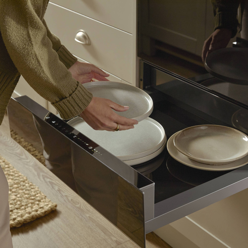 Hisense Built in warming drawer in black glass with adjustable 40–80°C temperature for plate warming and food prep. Keep Warm function maintains serving tempera – image 2