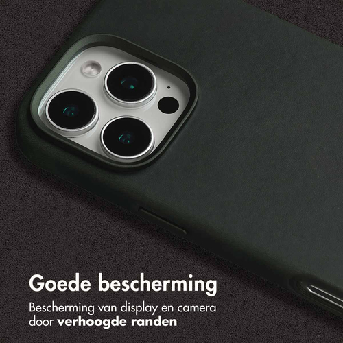 <p>Zowel jouw smartphone beschermen als hem een strakke look geven? De Accezz Vintage Leather Backcover met MagSafe is gemaakt van echt leder en geeft, afbeelding 4