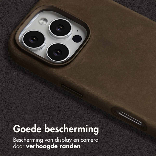 <p>Zowel jouw smartphone beschermen als hem een strakke look geven? De Accezz Vintage Leather Backcover met MagSafe is gemaakt van echt leder en geeft, afbeelding 4