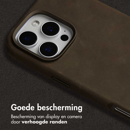 <p>Zowel jouw smartphone beschermen als hem een strakke look geven? De Accezz Vintage Leather Backcover met MagSafe is gemaakt van echt leder en geeft, afbeelding 4