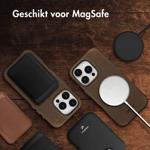 <p>Zowel jouw smartphone beschermen als hem een strakke look geven? De Accezz Vintage Leather Backcover met MagSafe is gemaakt van echt leder en geeft, afbeelding 3