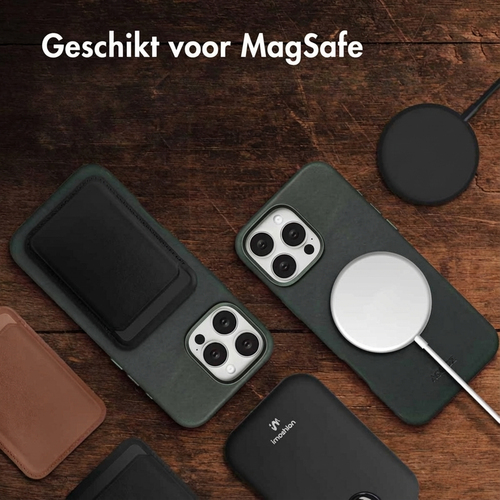 <p>Zowel jouw smartphone beschermen als hem een strakke look geven? De Accezz Vintage Leather Backcover met MagSafe is gemaakt van echt leder en geeft, afbeelding 3