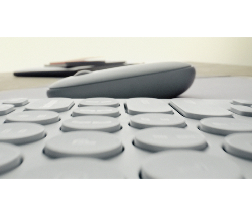 Logitech 910-007049. Form factor: Ambidextrous. Movement detection technology: Optical, Device interface: RF Wireless + Bl